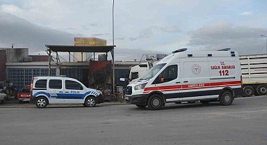 Tamir ettiği tırın kabininin altında kalan usta ağır yaralandı