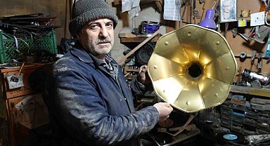 Tarihi gramafonları tamir ederek eski haline getiriyor
