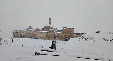 Tarihi İshak Paşa Sarayı'ndan kar manzaraları
