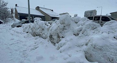 Tatvan'da biriken karlar yer yer 3 metreyi geçti