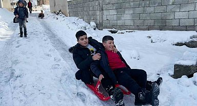 Tatvan'da çocukların kızak keyfi