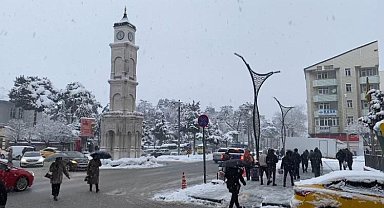 Tatvan'da kar yağışı ilçeyi beyaza bürüdü