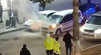 Tatvan'da seyir halindeki hafif ticari araç yandı