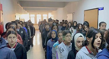 Tatvan'daki okullarda şehitler için saygı duruşunda bulunuldu