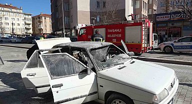 Tavşanlı'da park halindeki otomobil alev aldı