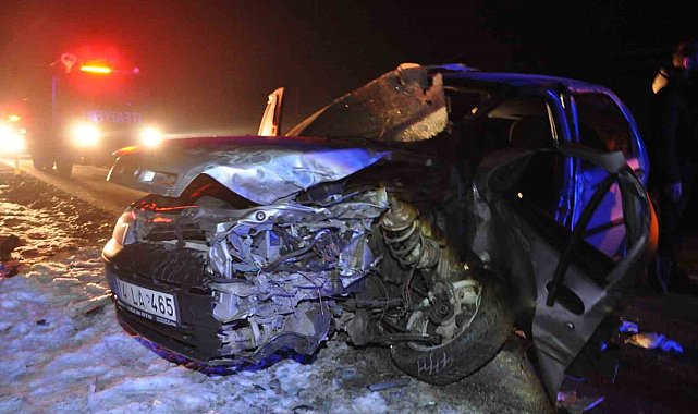Tavuk yüklü kamyon ile çarpışan otomobil hurdaya döndü: 2 yaralı