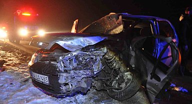 Tavuk yüklü kamyon ile çarpışan otomobil hurdaya döndü: 2 yaralı