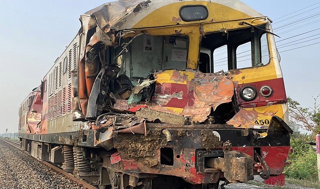 Tayland'da yolcu treni hemzemin geçitteki vince çarptı: 1 ölü, 5 yaralı