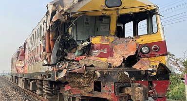 Tayland'da yolcu treni hemzemin geçitteki vince çarptı: 1 ölü, 5 yaralı