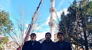 Tehlike oluşturan Elmalık Camii'nin minare külahı yeniledi