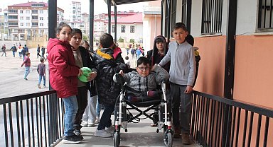 Tekerlekli sandalyeyle okula giden arkadaşlarının en büyük destekçileri oldular
