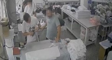 Tekstil atölyesinde "yüzüme kumaş attın" kavgası kamerada: Ortalık karıştı, iş arkadaşları ayırdı