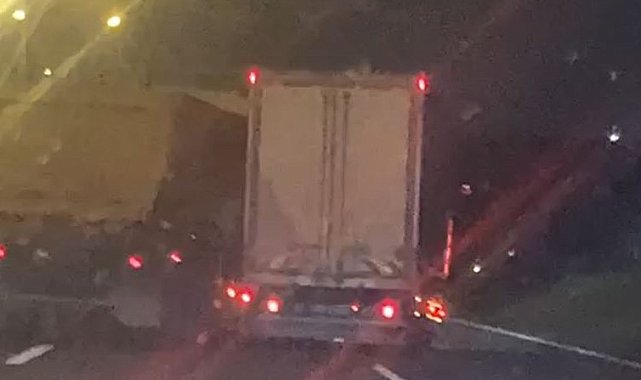TEM Otoyolu'nda tır ile hafriyat kamyonu sürücüleri ölüme meydan okudu