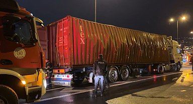 TEM'de tır dorsesinde patlama: 1 itfaiye eri yaralandı