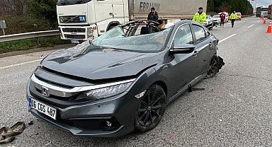 TEM'de tıra çarpan otomobilin tavanı koptu: 3 yaralı