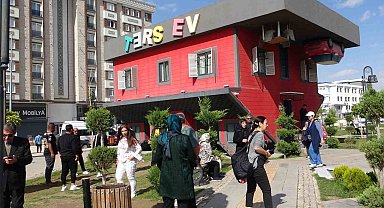 Ters evi 300 bin kişi ziyaret etti