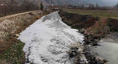 Tersakan Çayı kirlilik nedeniyle köpük akıyor