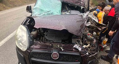 Ticari araçla çarpışan kamyonet devrildi; 2 yaralı