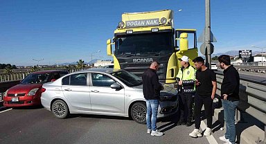 Tır çarptığı otomobili önünde sürükledi, şans eseri kimse yaralanmadı