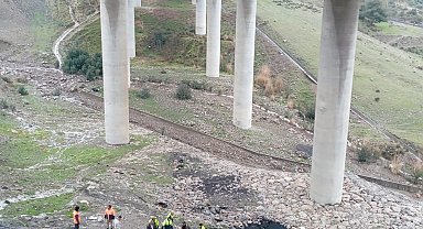 Tır viyadükte asılı kaldı: Sürücü metrelerce yükseklikten aşağı düştü