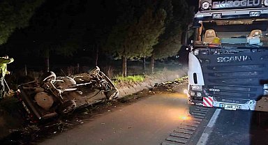 Tıra çarpan otomobil şarampole devrildi: 2 ağır yaralı