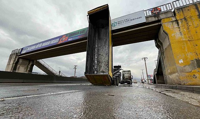 Tıraylerin açılan damperi üst geçitte asılı kaldı