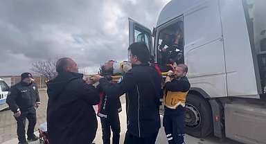 Tırda şeker komasına giren sürücüyü itfaiyeciler kurtardı