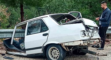 Tırla çarpışan Tofaş ortadan ikiye ayrıldı: 1'i ağır 2 yaralı