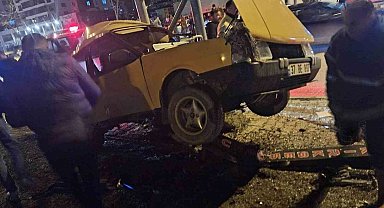 Tofaş otomobil çarptığı direkte asılı kaldı: 4 yaralı