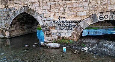 Tokat'ta 2 bin yıllık tarihi köprüye sprey boyalı saygısızlık