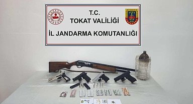 Tokat'ta bir ikamette çok sayıda tarihi sikke ve uyuşturucu madde ele geçirildi