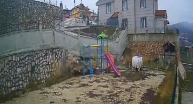 Tokat'ta oyun parkına istinat duvarı çöktü, faciadan dönüldü