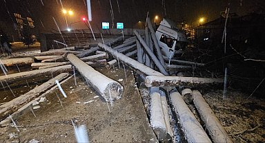 Tokat'ta tomruk yüklü tır devrildi, çevre yolu ulaşıma kapandı