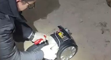 Tost makinesini ve süpürgeyi açan polis şok oldu