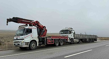 Toz şeker yüklü tır refüje girerek devrildi, 2 kişi yaralandı