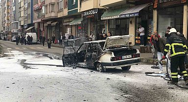 Trabzon'da araç sokak ortasında alev alev yandı