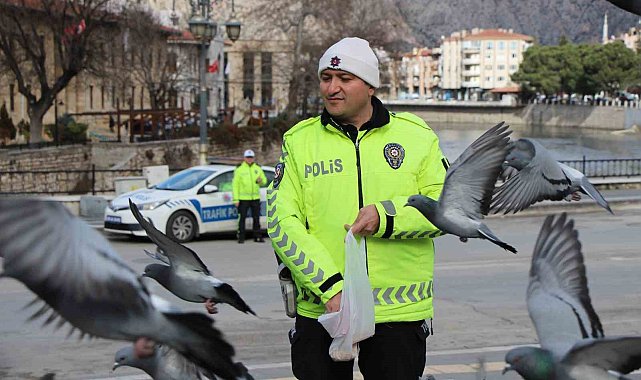Trafik polisi küçük çocukla güvercinleri yemledi, görüntüleri yürekleri ısıttı