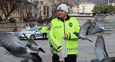 Trafik polisi küçük çocukla güvercinleri yemledi, görüntüleri yürekleri ısıttı