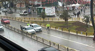 Trafikte arızalanan aracın yardımına polis ekipleri yetişti