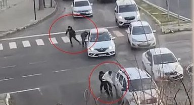 Trafikteki tehlikeli yolculuk yürekleri ağza getirdi: O anlar kamerada
