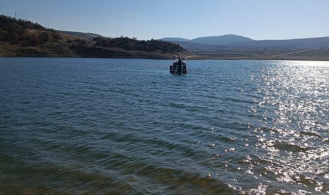 Traktörüyle girdiği baraj gölünde mahsur kaldı