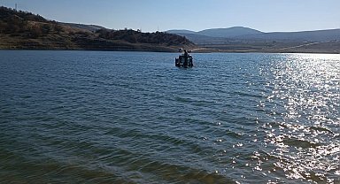 Traktörüyle girdiği baraj gölünde mahsur kaldı