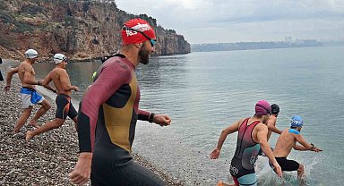 Triatloncular deniz kirliliğine 'dur' demek için denize girdiler