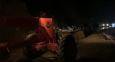 Tunceli'de dağdan kopan devasa kayalar, yolu trafiğe kapattı