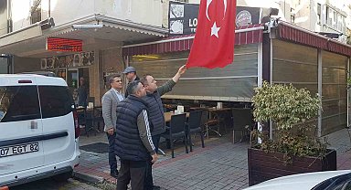 Türk bayrağını bıçakla kesen şahıs, önce güvenlik kameralarına sonra polise yakalandı
