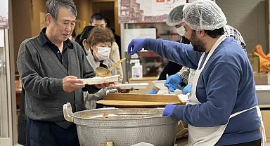 Türk sivil toplum kuruluşlarından Japonya'daki depremzedelere sıcak yemek dağıtımı