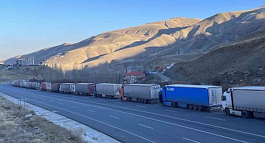 Türkiye-İran sınırında 10 kilometrelik tır kuyruğu