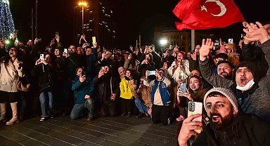 Türkiye'nin ilk uzay yolculuğunu vatandaşlar heyecanla takip etti