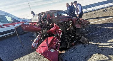 Tutak'ta otomobil bariyerlere çarptı: 2 yaralı