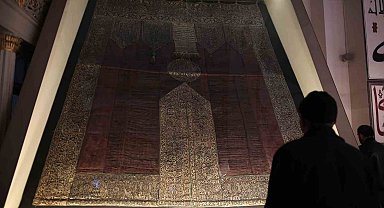 Ulu Cami'deki Kabe örtüsünün altın püskülleri kayıp